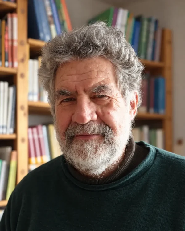 Hermann Strohmeier vor einem Bücherregal.